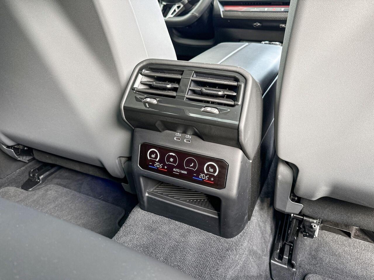 BMW i5 Touring M60 xDrive 84 kWh 21 Inch / Stuurwielrand verwarming / Stoel verwarming Voor & Achter / Comfort Acces / Electrische Zwenkhaak / Ionic Glow Exterieur pakket / Panorama Dak / Getinte Ramen / Stoelventilatie / Driving Assistant Prof / Parking Assist