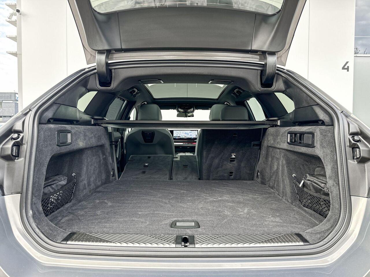 BMW i5 Touring M60 xDrive 84 kWh 21 Inch / Stuurwielrand verwarming / Stoel verwarming Voor & Achter / Comfort Acces / Electrische Zwenkhaak / Ionic Glow Exterieur pakket / Panorama Dak / Getinte Ramen / Stoelventilatie / Driving Assistant Prof / Parking Assist