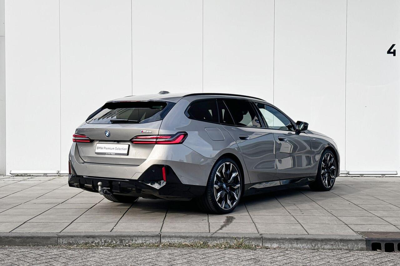 BMW i5 Touring M60 xDrive 84 kWh 21 Inch / Stuurwielrand verwarming / Stoel verwarming Voor & Achter / Comfort Acces / Electrische Zwenkhaak / Ionic Glow Exterieur pakket / Panorama Dak / Getinte Ramen / Stoelventilatie / Driving Assistant Prof / Parking Assist