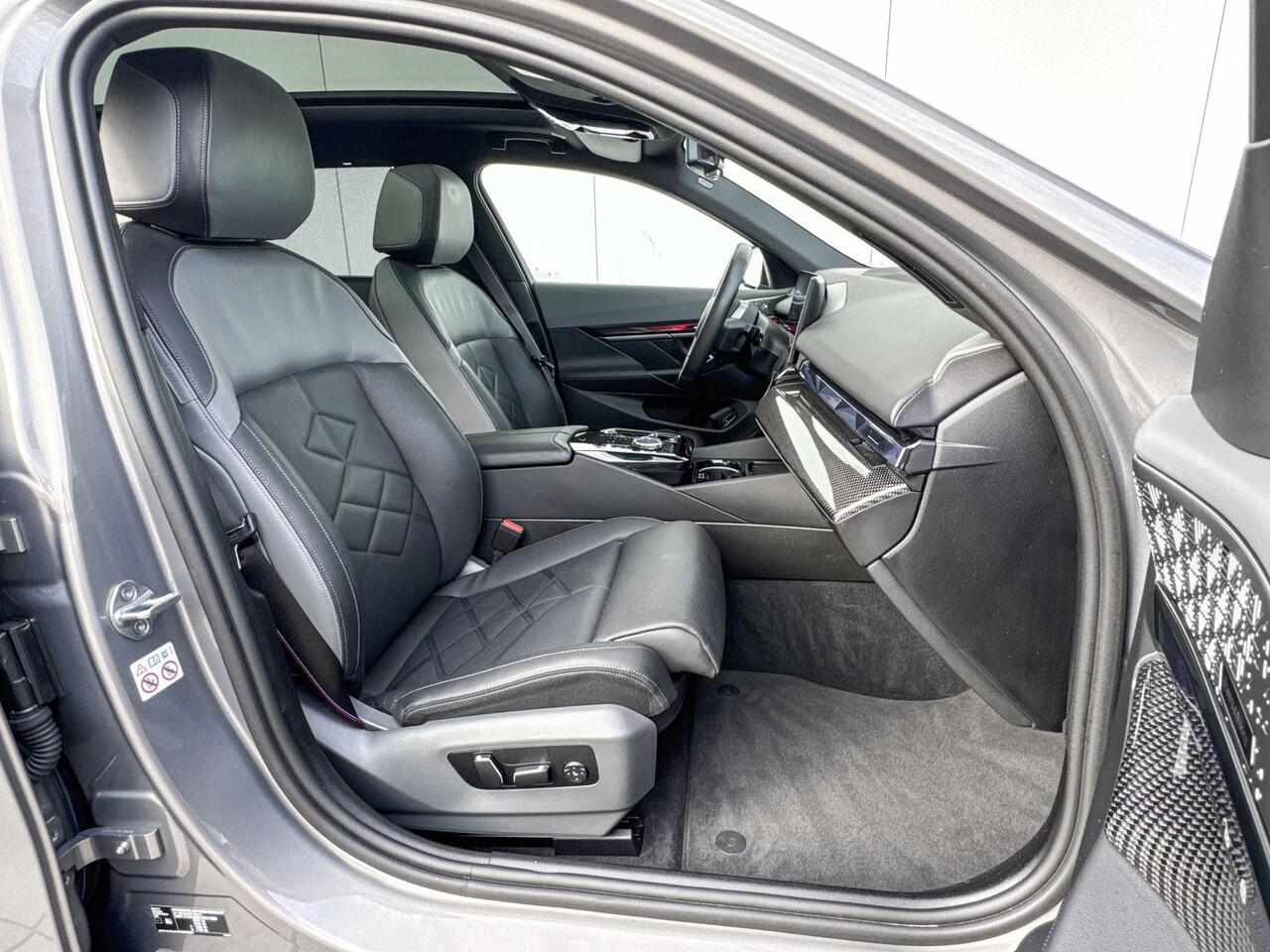 BMW i5 Touring M60 xDrive 84 kWh 21 Inch / Stuurwielrand verwarming / Stoel verwarming Voor & Achter / Comfort Acces / Electrische Zwenkhaak / Ionic Glow Exterieur pakket / Panorama Dak / Getinte Ramen / Stoelventilatie / Driving Assistant Prof / Parking Assist