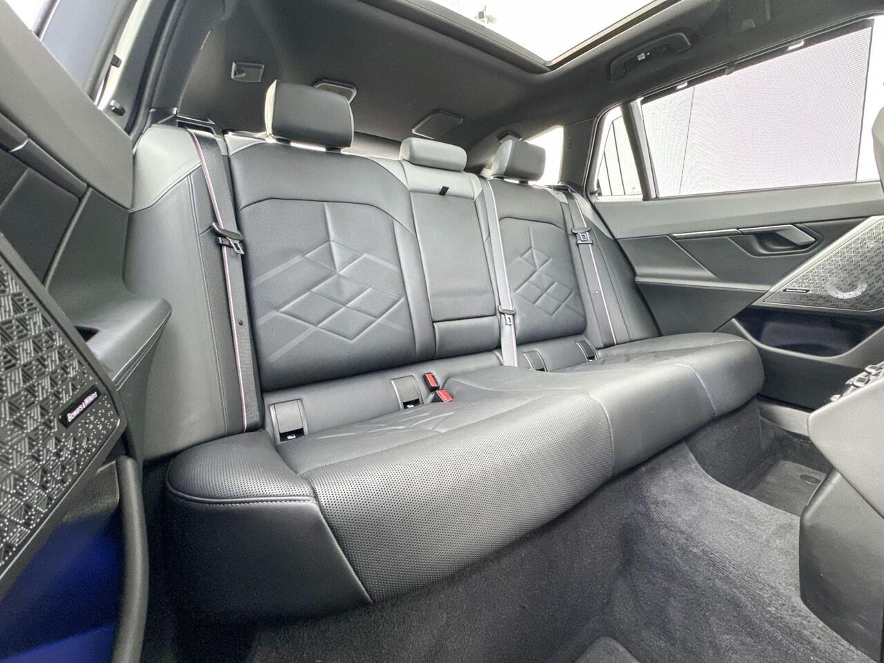 BMW i5 Touring M60 xDrive 84 kWh 21 Inch / Stuurwielrand verwarming / Stoel verwarming Voor & Achter / Comfort Acces / Electrische Zwenkhaak / Ionic Glow Exterieur pakket / Panorama Dak / Getinte Ramen / Stoelventilatie / Driving Assistant Prof / Parking Assist