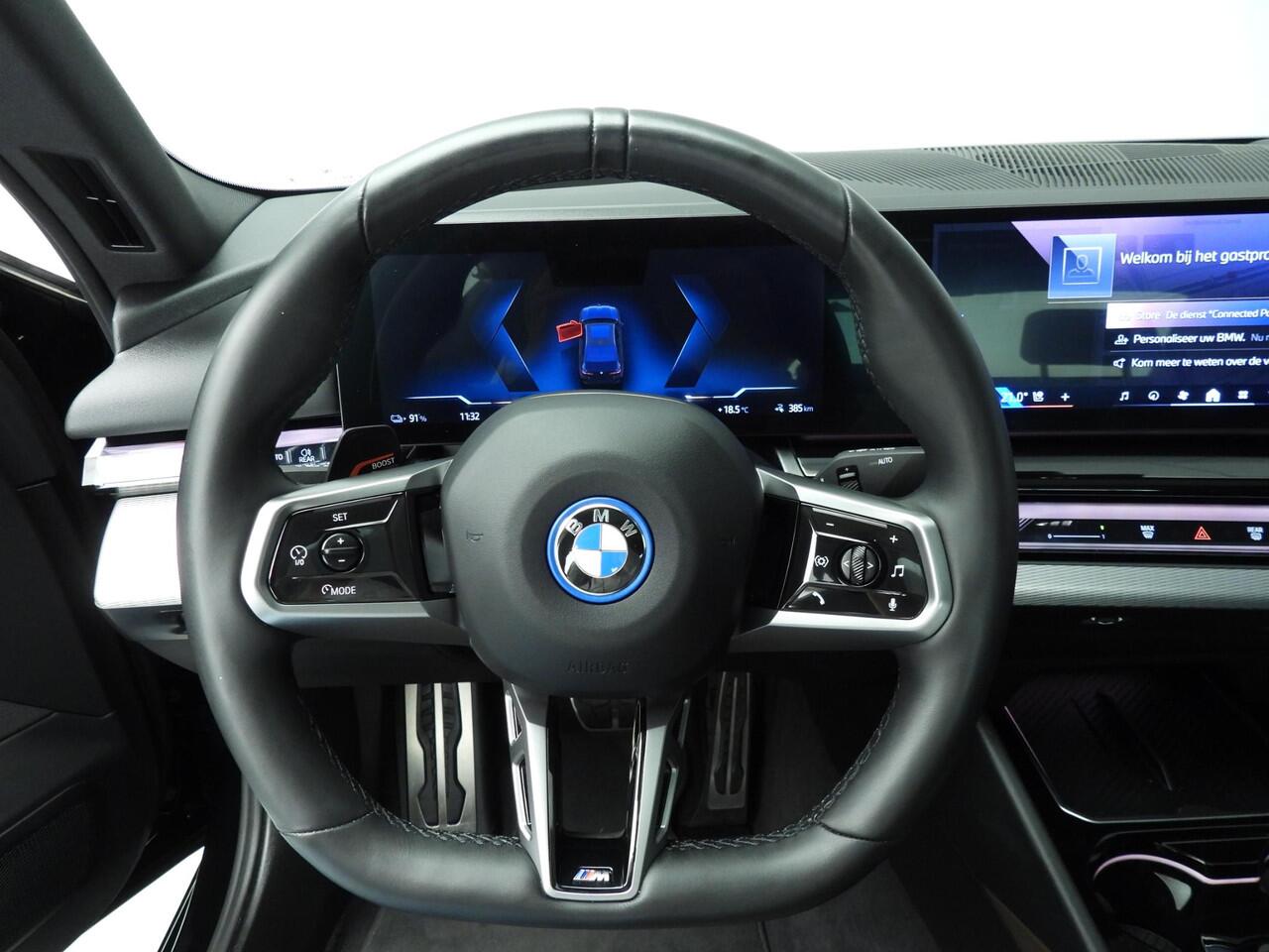 BMW i5 Sedan eDrive40 84 kWh | M-Sportpakket | LED | HUD | Schuifdak | Trekhaak | Active cruise | DAB | Harman-kardon sound | Alu 20 inch