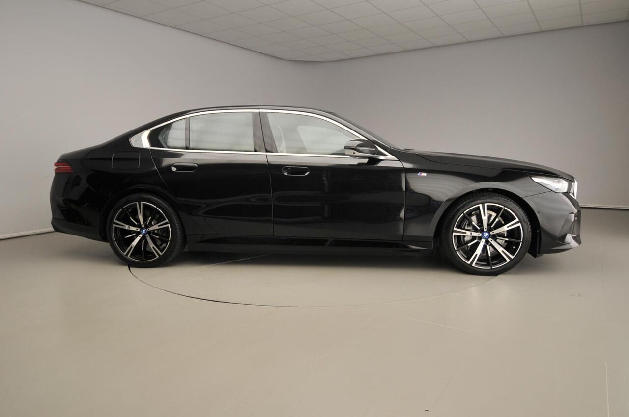 BMW i5 Sedan eDrive40 84 kWh | M-Sportpakket | LED | HUD | Schuifdak | Trekhaak | Active cruise | DAB | Harman-kardon sound | Alu 20 inch