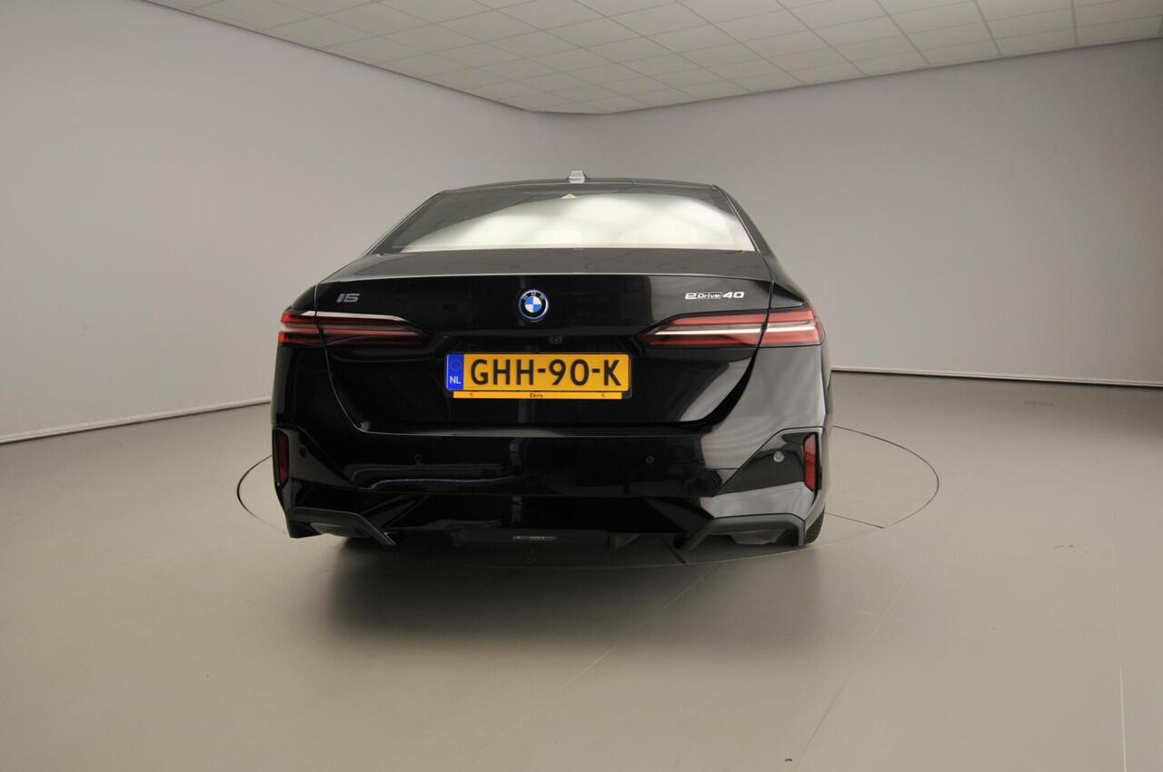 BMW i5 Sedan eDrive40 84 kWh | M-Sportpakket | LED | HUD | Schuifdak | Trekhaak | Active cruise | DAB | Harman-kardon sound | Alu 20 inch