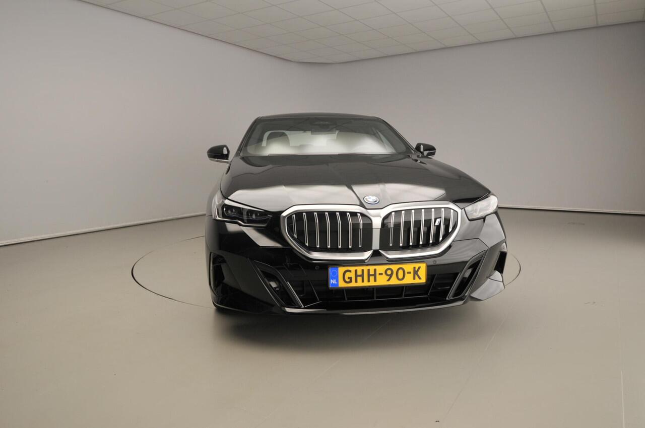 BMW i5 Sedan eDrive40 84 kWh | M-Sportpakket | LED | HUD | Schuifdak | Trekhaak | Active cruise | DAB | Harman-kardon sound | Alu 20 inch