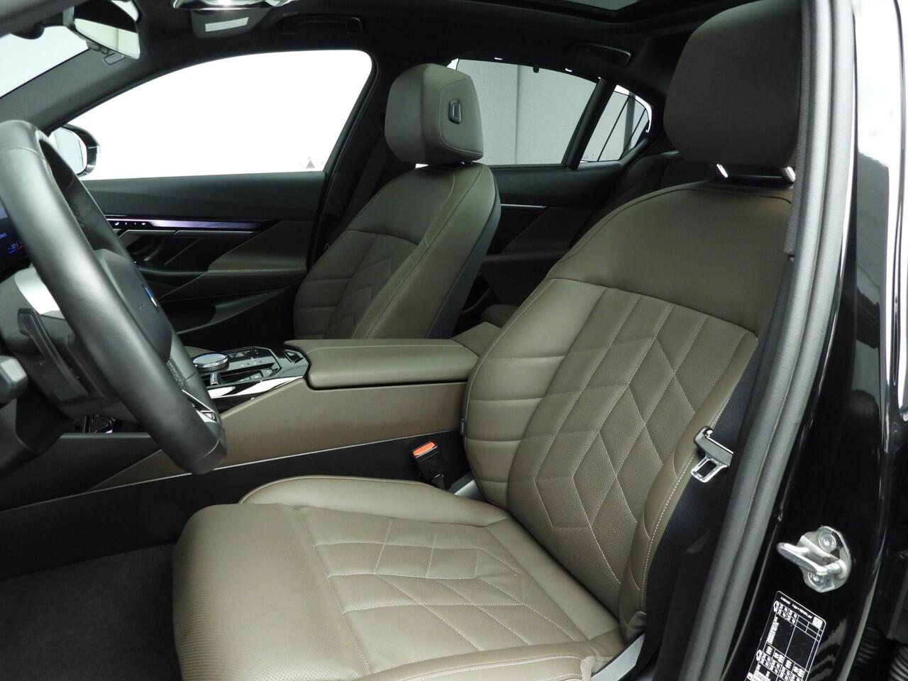 BMW i5 Sedan eDrive40 84 kWh | M-Sportpakket | LED | HUD | Schuifdak | Trekhaak | Active cruise | DAB | Harman-kardon sound | Alu 20 inch