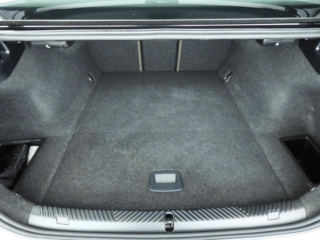 BMW i5 Sedan eDrive40 84 kWh | M-Sportpakket | LED | HUD | Schuifdak | Trekhaak | Active cruise | DAB | Harman-kardon sound | Alu 20 inch