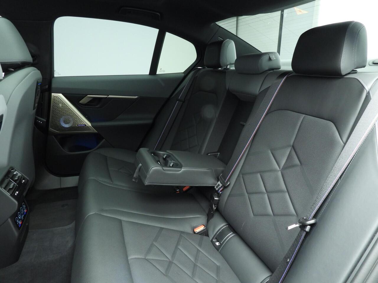 BMW i5 Sedan M60 xDrive 84 kWh | M-Sportpakket | LED | Leder | HUD | Schuifdak | Active cruise | DAB | Bowers @ Wilkins sound | Alu 20 inch