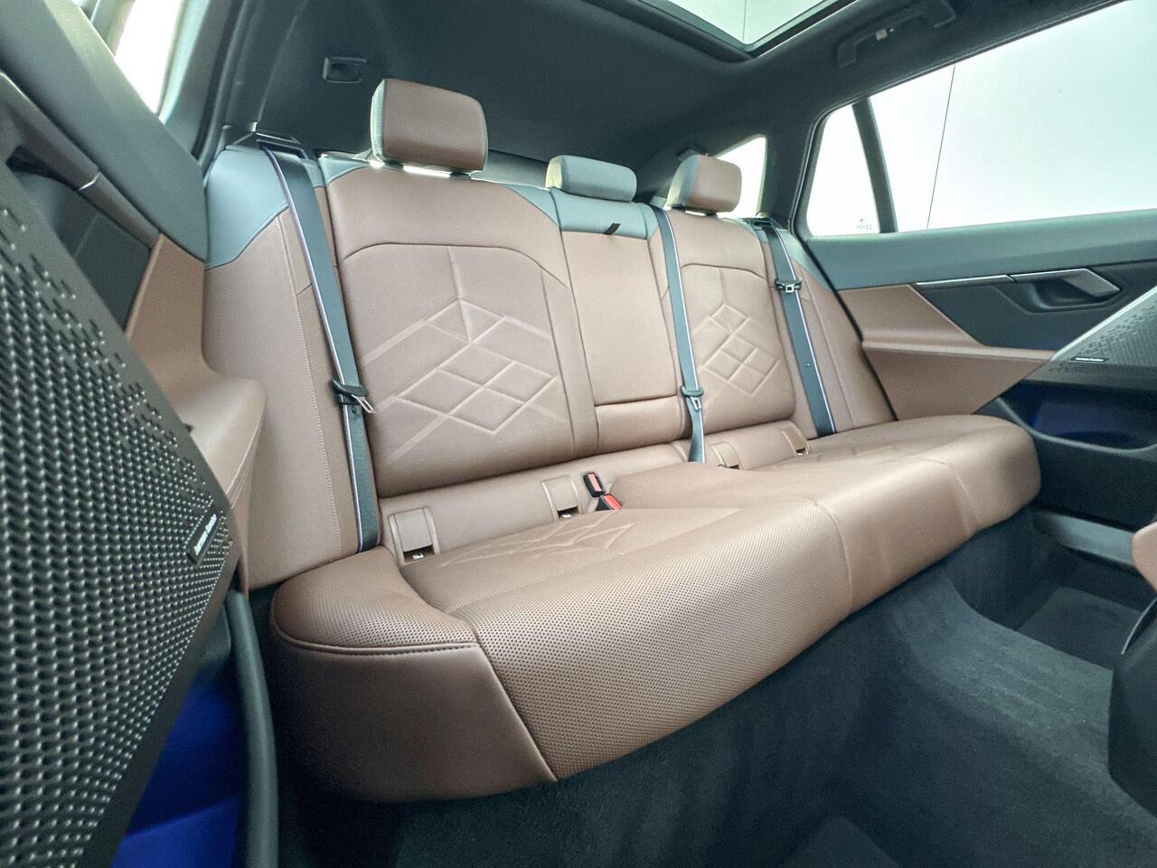 BMW i5 Touring M60 xDrive M-Sport Pro / Harman Kardon Audio / Trekhaak / Driving Prof / 21inch LM Velgen / Head Up Display / Glazendak / Stuurwielrandverwarming / Parking Prof