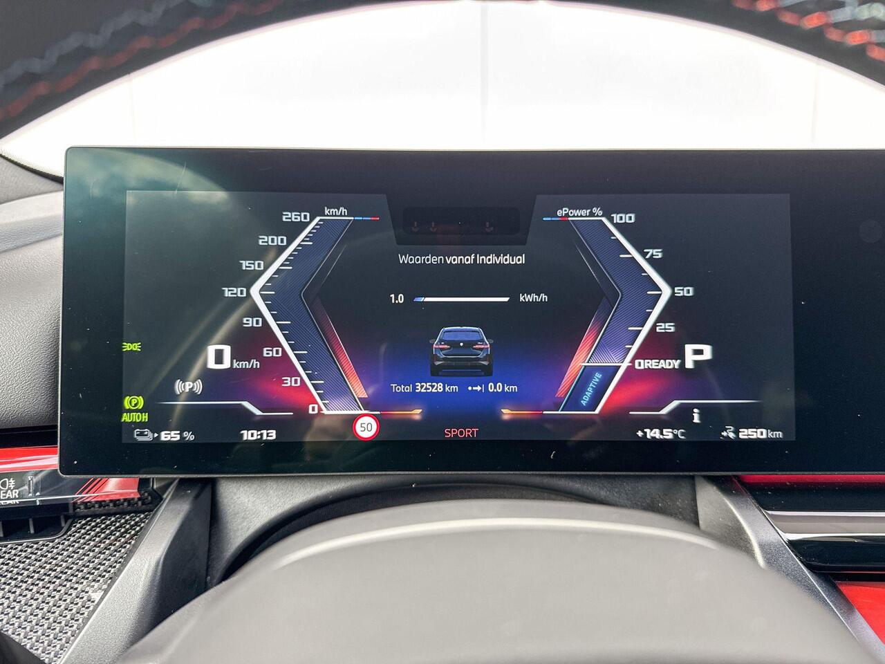 BMW i5 Touring M60 xDrive M-Sport Pro / Harman Kardon Audio / Trekhaak / Driving Prof / 21inch LM Velgen / Head Up Display / Glazendak / Stuurwielrandverwarming / Parking Prof