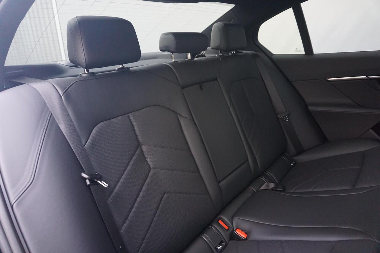 BMW i5 Sedan eDrive40 M Sportpakket 19'' / Panoramadak / Harman Kardon / Stoelventilatie / Trekhaak