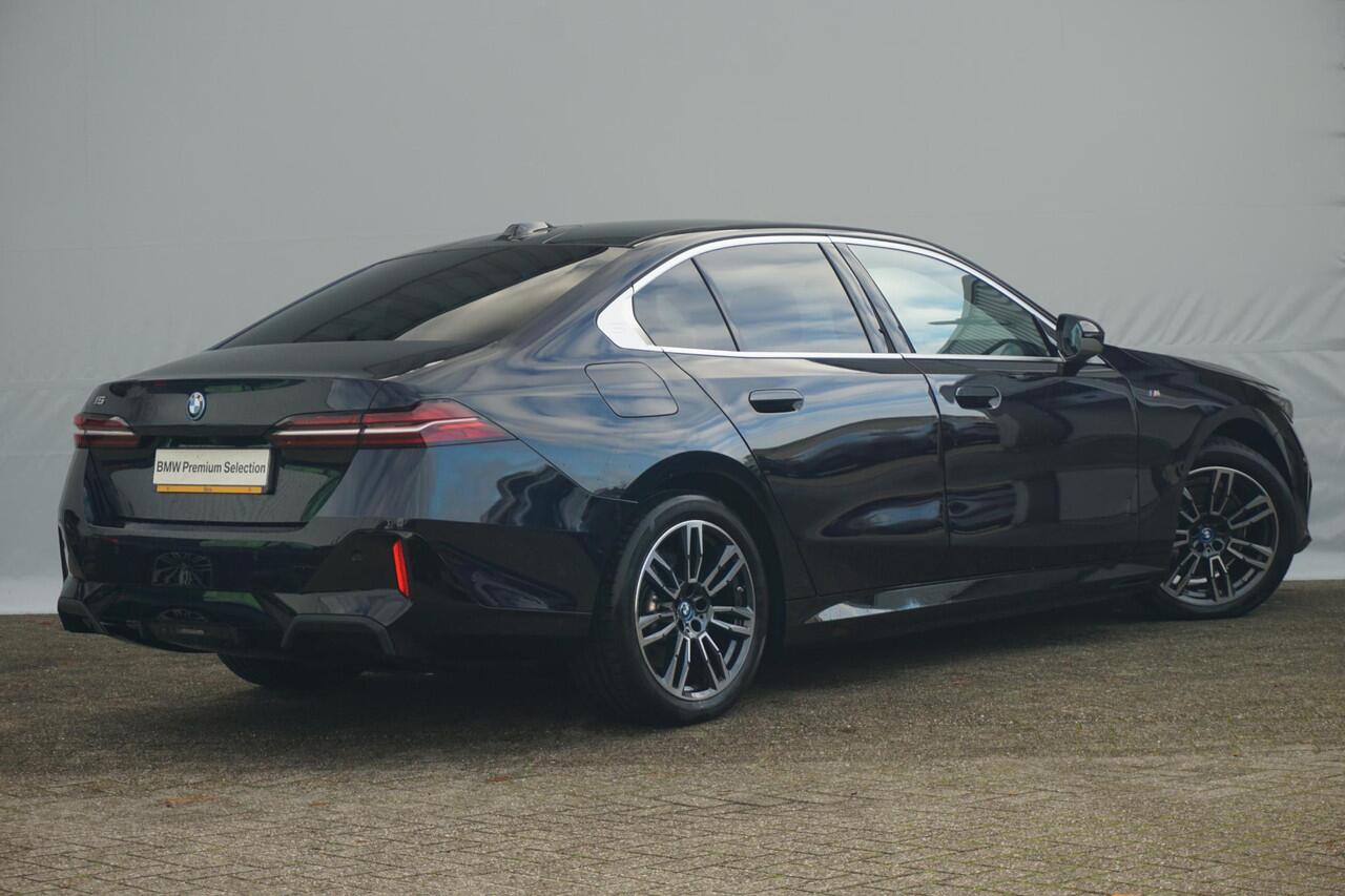 BMW i5 Sedan eDrive40 M Sportpakket 19'' / Panoramadak / Harman Kardon / Stoelventilatie / Trekhaak