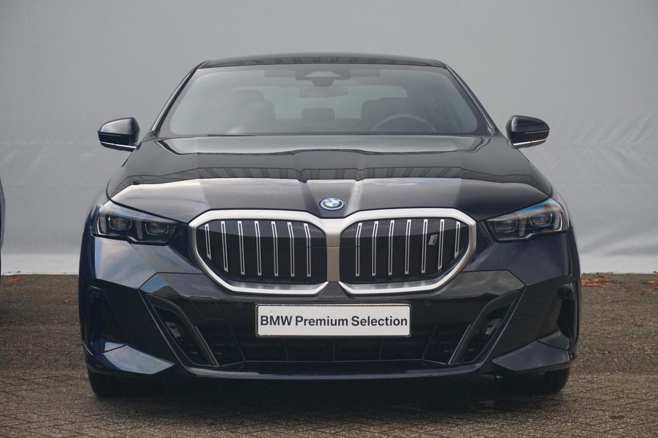 BMW i5 Sedan eDrive40 M Sportpakket 19'' / Panoramadak / Harman Kardon / Stoelventilatie / Trekhaak