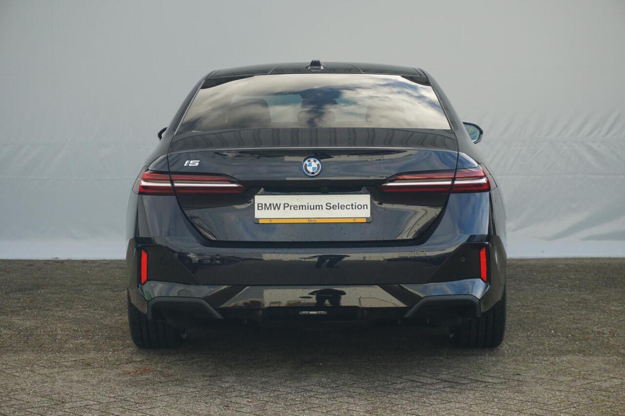 BMW i5 Sedan eDrive40 M Sportpakket 19'' / Panoramadak / Harman Kardon / Stoelventilatie / Trekhaak