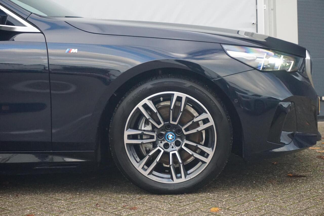 BMW i5 Sedan eDrive40 M Sportpakket 19'' / Panoramadak / Harman Kardon / Stoelventilatie / Trekhaak