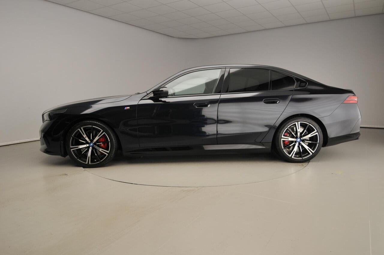 BMW i5 Sedan M60 xDrive 84 kWh | M-Sportpakket | LED | Leder | HUD | Panoramadak | Active cruise | DAB | Bowers @ Wilkins sound | Alu 20 inch