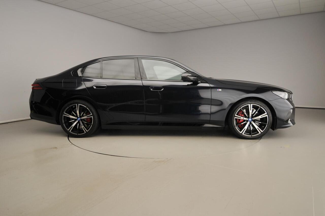 BMW i5 Sedan M60 xDrive 84 kWh | M-Sportpakket | LED | Leder | HUD | Panoramadak | Active cruise | DAB | Bowers @ Wilkins sound | Alu 20 inch