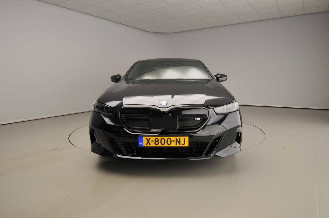 BMW i5 Sedan M60 xDrive 84 kWh | M-Sportpakket | LED | Leder | HUD | Panoramadak | Active cruise | DAB | Bowers @ Wilkins sound | Alu 20 inch