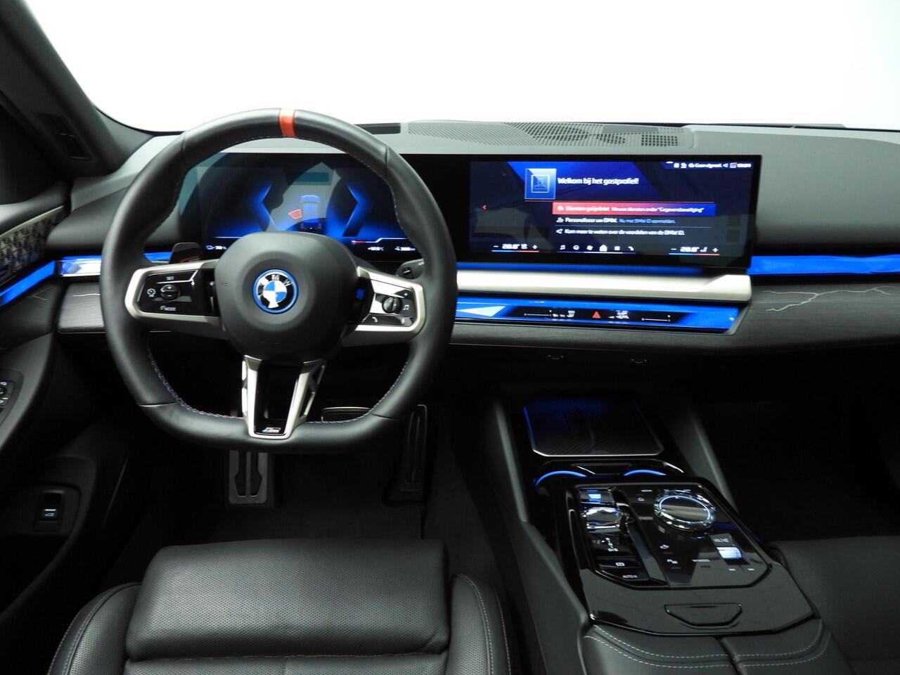 BMW i5 Sedan M60 xDrive 84 kWh | M-Sportpakket | LED | Leder | HUD | Panoramadak | Active cruise | DAB | Bowers @ Wilkins sound | Alu 20 inch