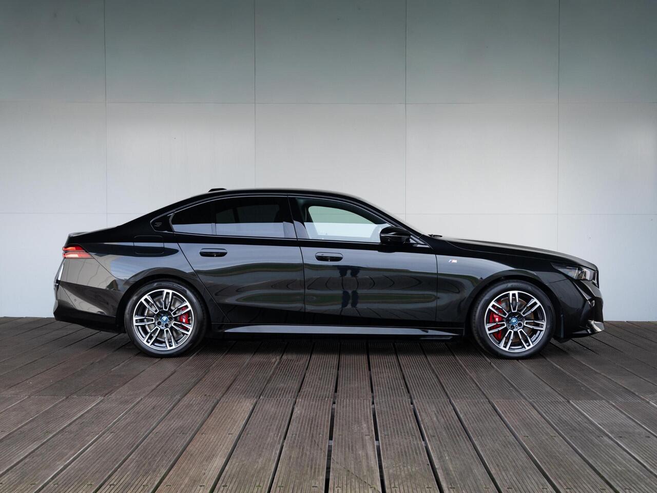 BMW i5 M60 xDrive | M Sportpakket Pro | Innovation Pack | Harman-Kardon | Stoelventilatie | Stuurwielrand verwarmd | Comfort Access | Trekhaak