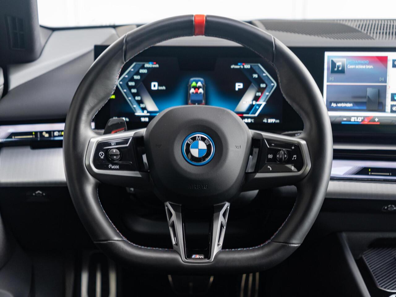 BMW i5 M60 xDrive | M Sportpakket Pro | Innovation Pack | Harman-Kardon | Stoelventilatie | Stuurwielrand verwarmd | Comfort Access | Trekhaak