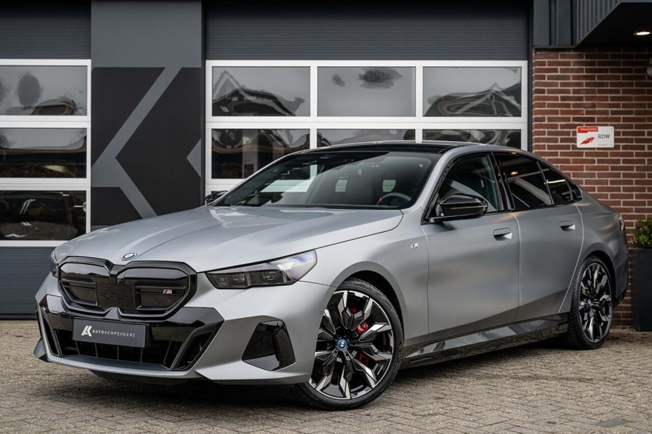 BMW i5 M60 xDrive M-Sport Pro | Panorama | Bowers & Wilkins | 4 wielbest. | Iconic glow | Stoelventilatie/verwarming | Driving Ass. Prof | 360° | 21' inch |