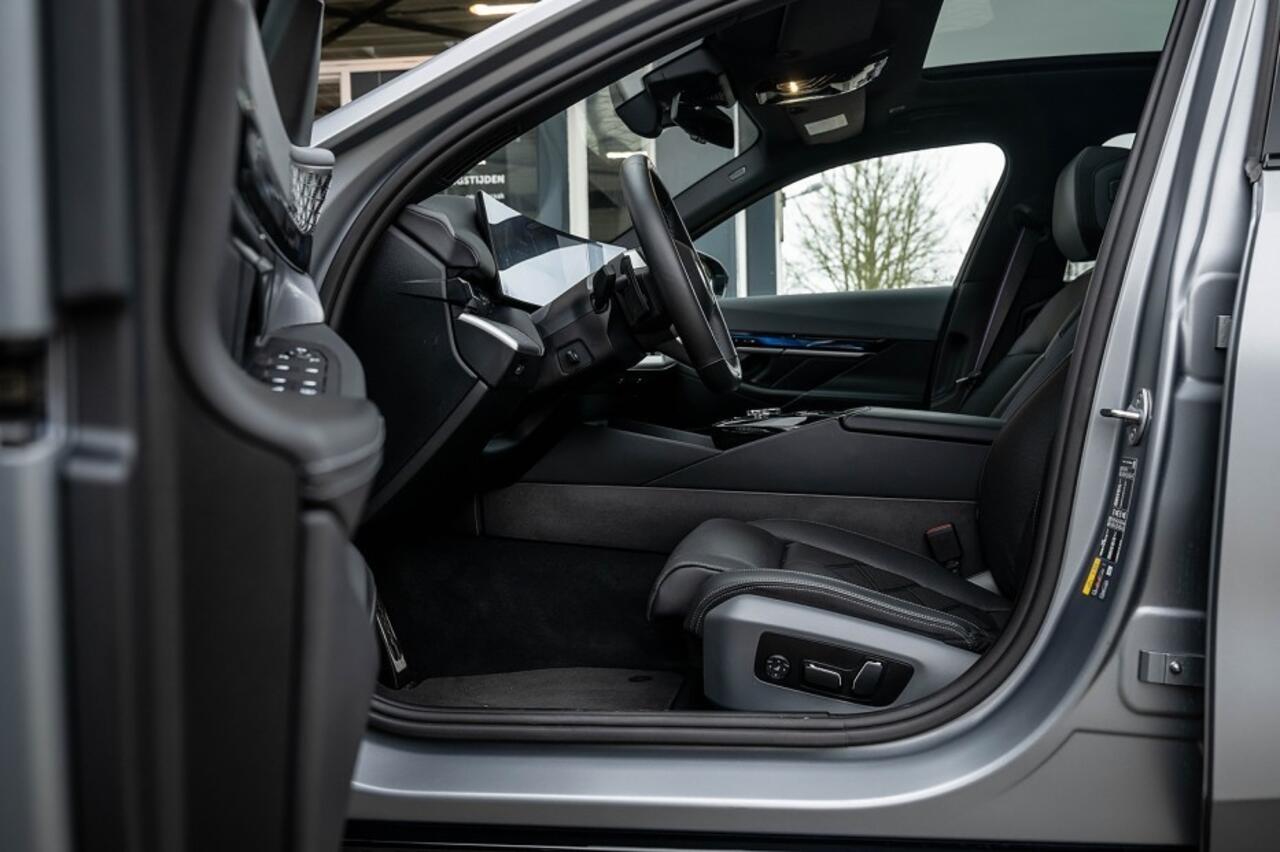 BMW i5 M60 xDrive M-Sport Pro | Panorama | Bowers & Wilkins | 4 wielbest. | Iconic glow | Stoelventilatie/verwarming | Driving Ass. Prof | 360° | 21' inch |