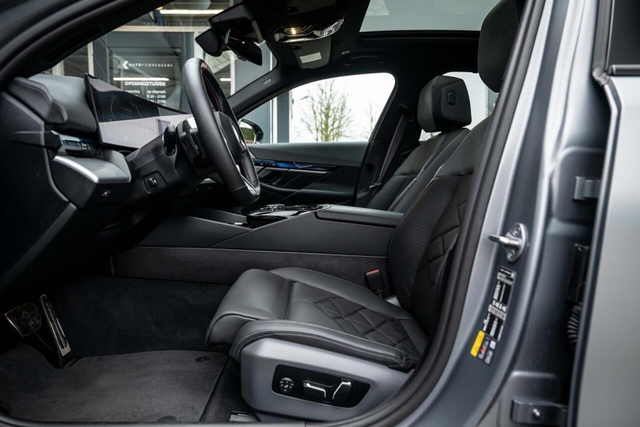 BMW i5 M60 xDrive M-Sport Pro | Panorama | Bowers & Wilkins | 4 wielbest. | Iconic glow | Stoelventilatie/verwarming | Driving Ass. Prof | 360° | 21' inch |