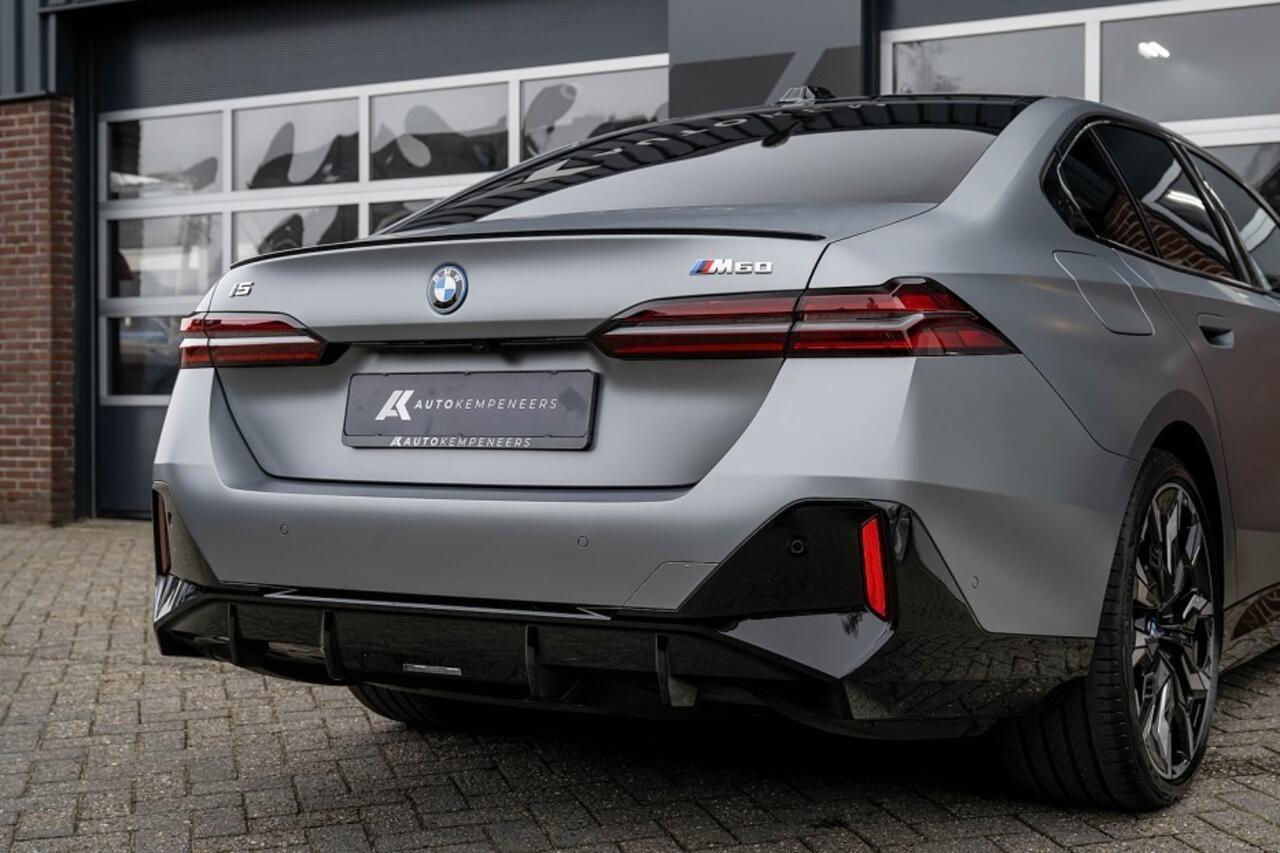 BMW i5 M60 xDrive M-Sport Pro | Panorama | Bowers & Wilkins | 4 wielbest. | Iconic glow | Stoelventilatie/verwarming | Driving Ass. Prof | 360° | 21' inch |