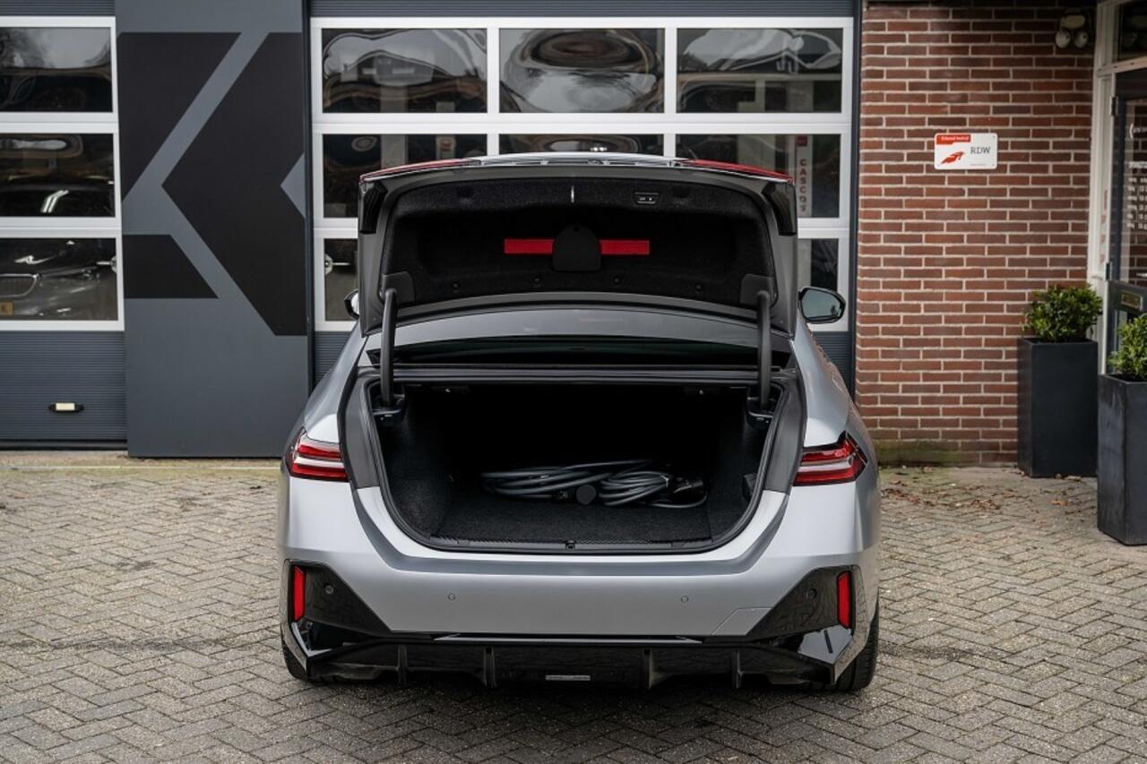 BMW i5 M60 xDrive M-Sport Pro | Panorama | Bowers & Wilkins | 4 wielbest. | Iconic glow | Stoelventilatie/verwarming | Driving Ass. Prof | 360° | 21' inch |