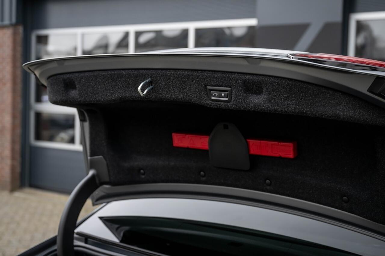 BMW i5 M60 xDrive M-Sport Pro | Panorama | Bowers & Wilkins | 4 wielbest. | Iconic glow | Stoelventilatie/verwarming | Driving Ass. Prof | 360° | 21' inch |