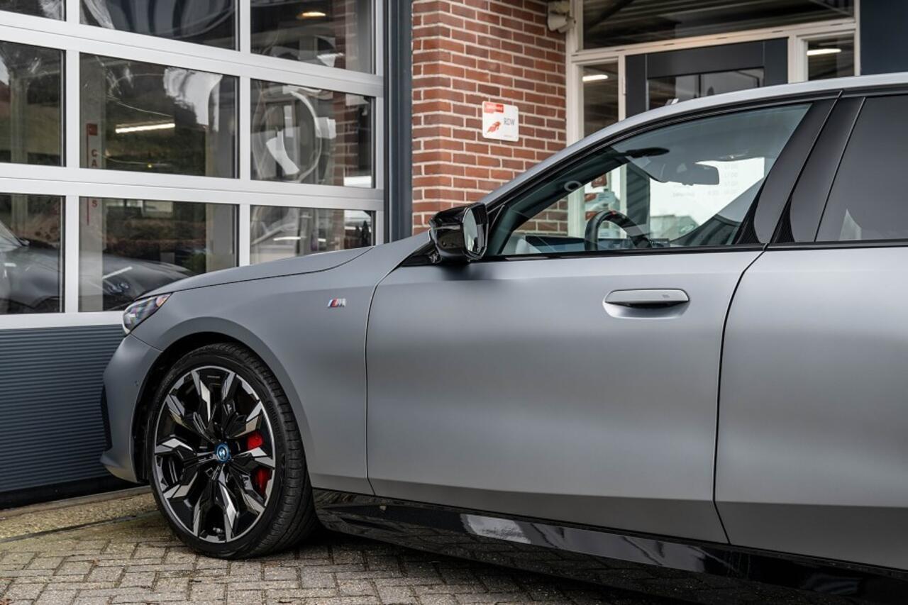 BMW i5 M60 xDrive M-Sport Pro | Panorama | Bowers & Wilkins | 4 wielbest. | Iconic glow | Stoelventilatie/verwarming | Driving Ass. Prof | 360° | 21' inch |