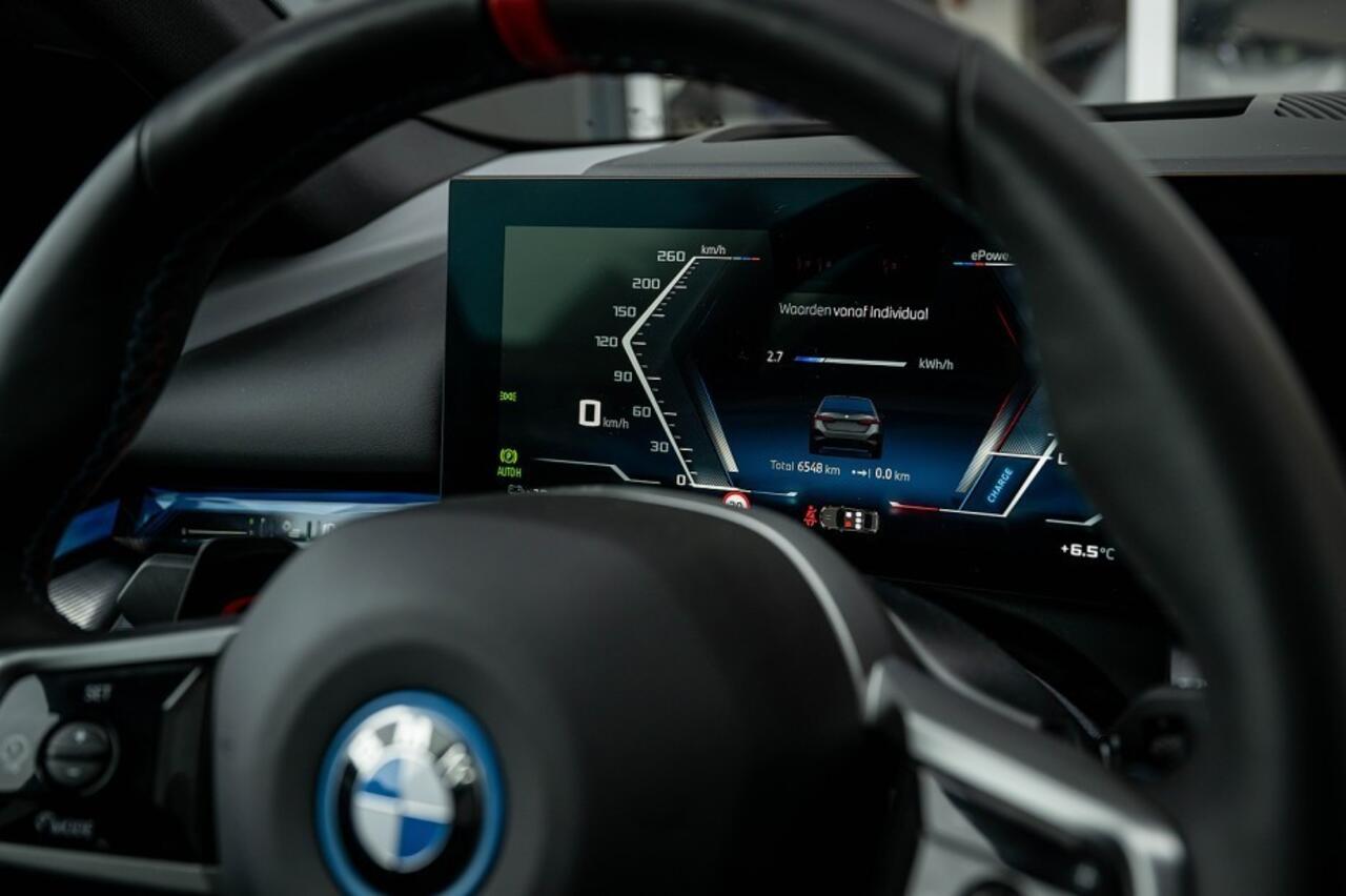 BMW i5 M60 xDrive M-Sport Pro | Panorama | Bowers & Wilkins | 4 wielbest. | Iconic glow | Stoelventilatie/verwarming | Driving Ass. Prof | 360° | 21' inch |