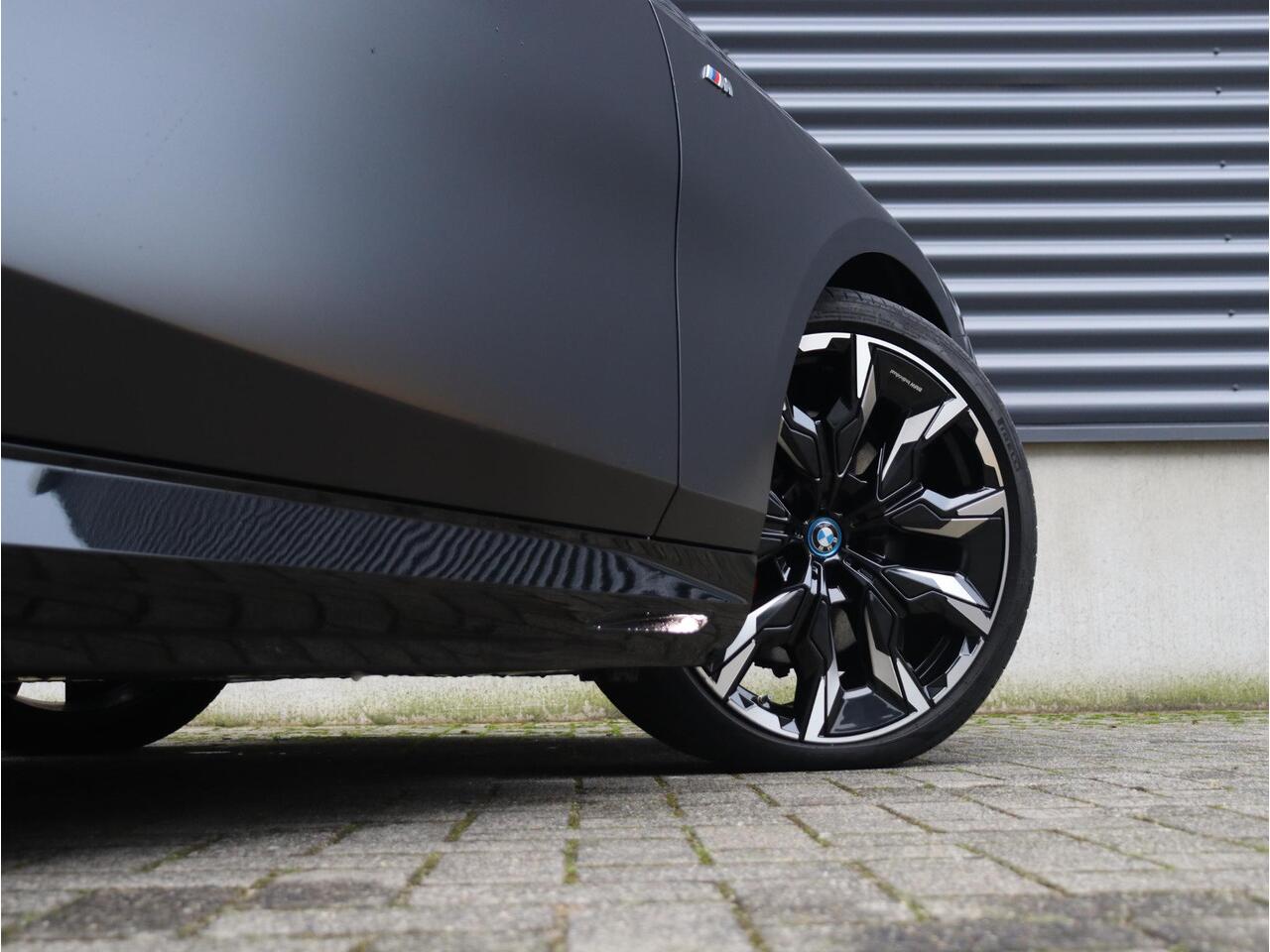 BMW i5 Sedan M60 xDrive | M Sportpakket Pro | Head-Up | Driving Assistant Prof. | Adaptief M Onderstel Prof. | Harman Kardon | Stoelventilatie | Parking Assistant Prof. | 21'' LMV