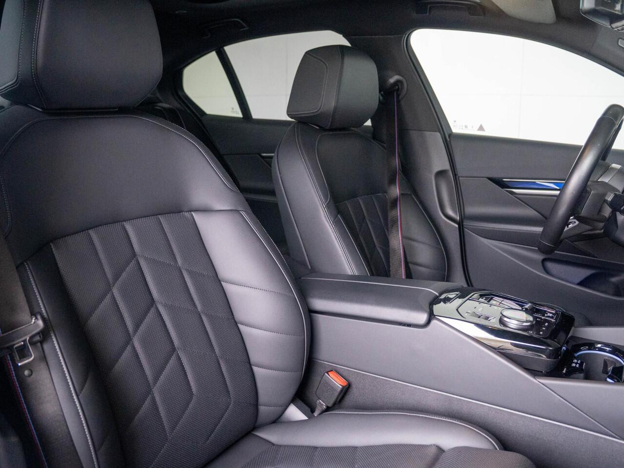 BMW i5 eDrive40 | M Sportpakket Pro | Harman-Kardon | Achteruitrijcamera | Panoramadak | Stoelventilatie | 21"