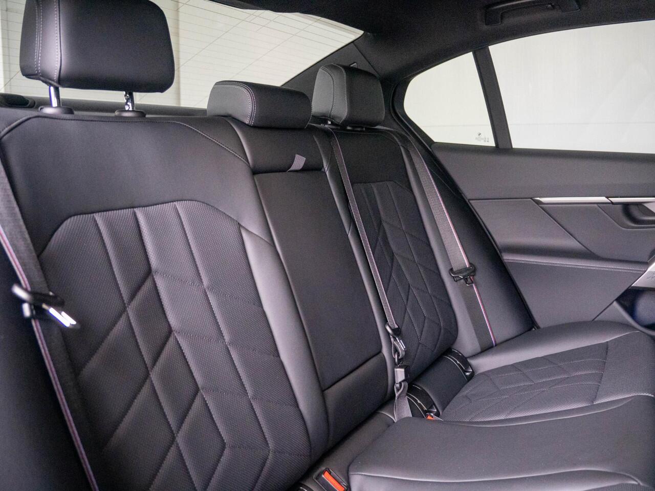 BMW i5 eDrive40 | M Sportpakket Pro | Harman-Kardon | Achteruitrijcamera | Panoramadak | Stoelventilatie | 21"