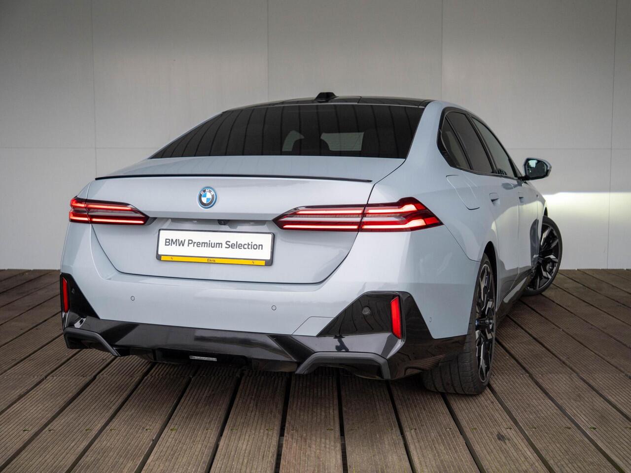 BMW i5 eDrive40 | M Sportpakket Pro | Harman-Kardon | Achteruitrijcamera | Panoramadak | Stoelventilatie | 21"