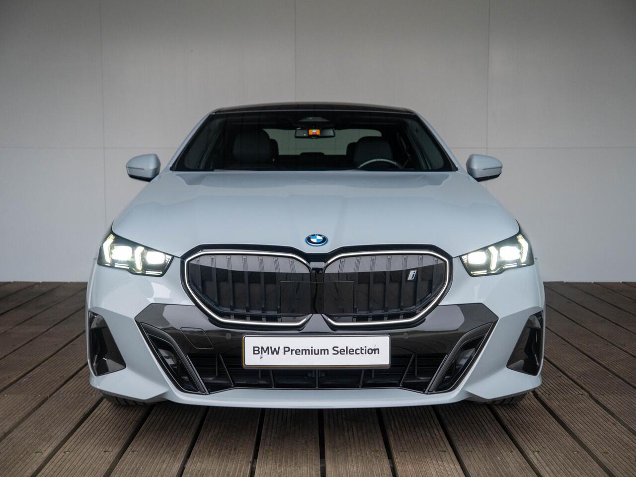 BMW i5 eDrive40 | M Sportpakket Pro | Harman-Kardon | Achteruitrijcamera | Panoramadak | Stoelventilatie | 21"