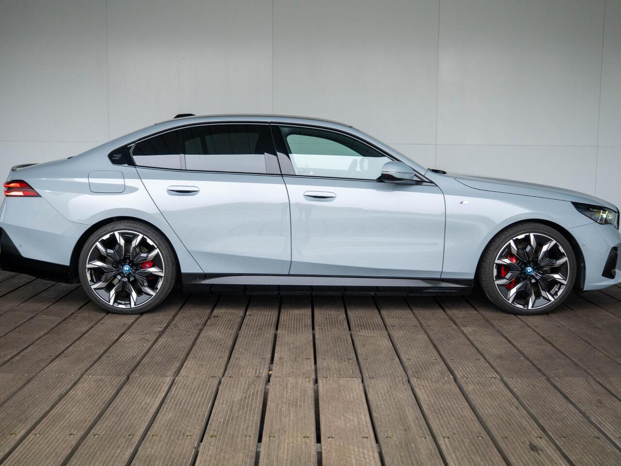 BMW i5 eDrive40 | M Sportpakket Pro | Harman-Kardon | Achteruitrijcamera | Panoramadak | Stoelventilatie | 21"