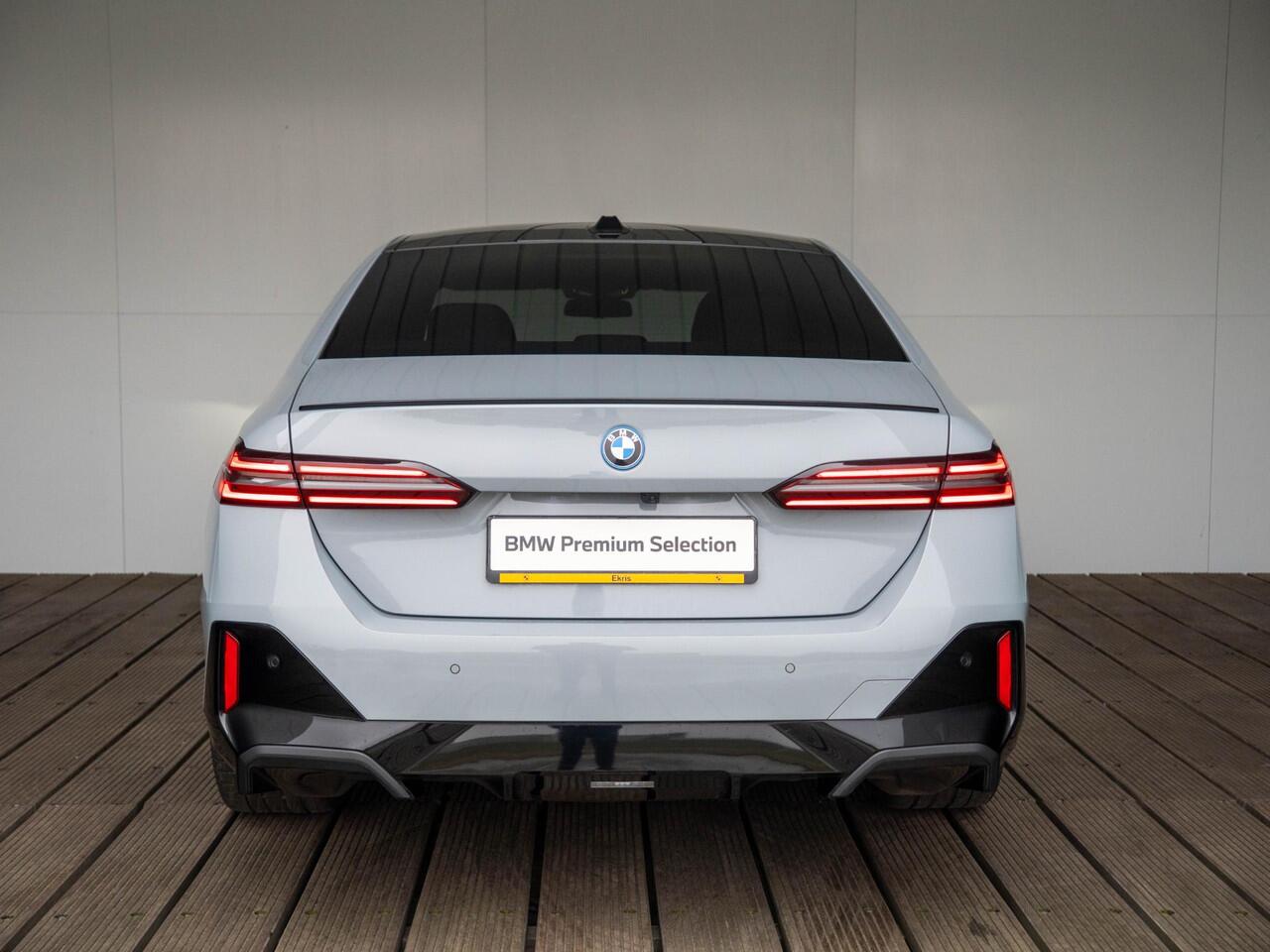 BMW i5 eDrive40 | M Sportpakket Pro | Harman-Kardon | Achteruitrijcamera | Panoramadak | Stoelventilatie | 21"