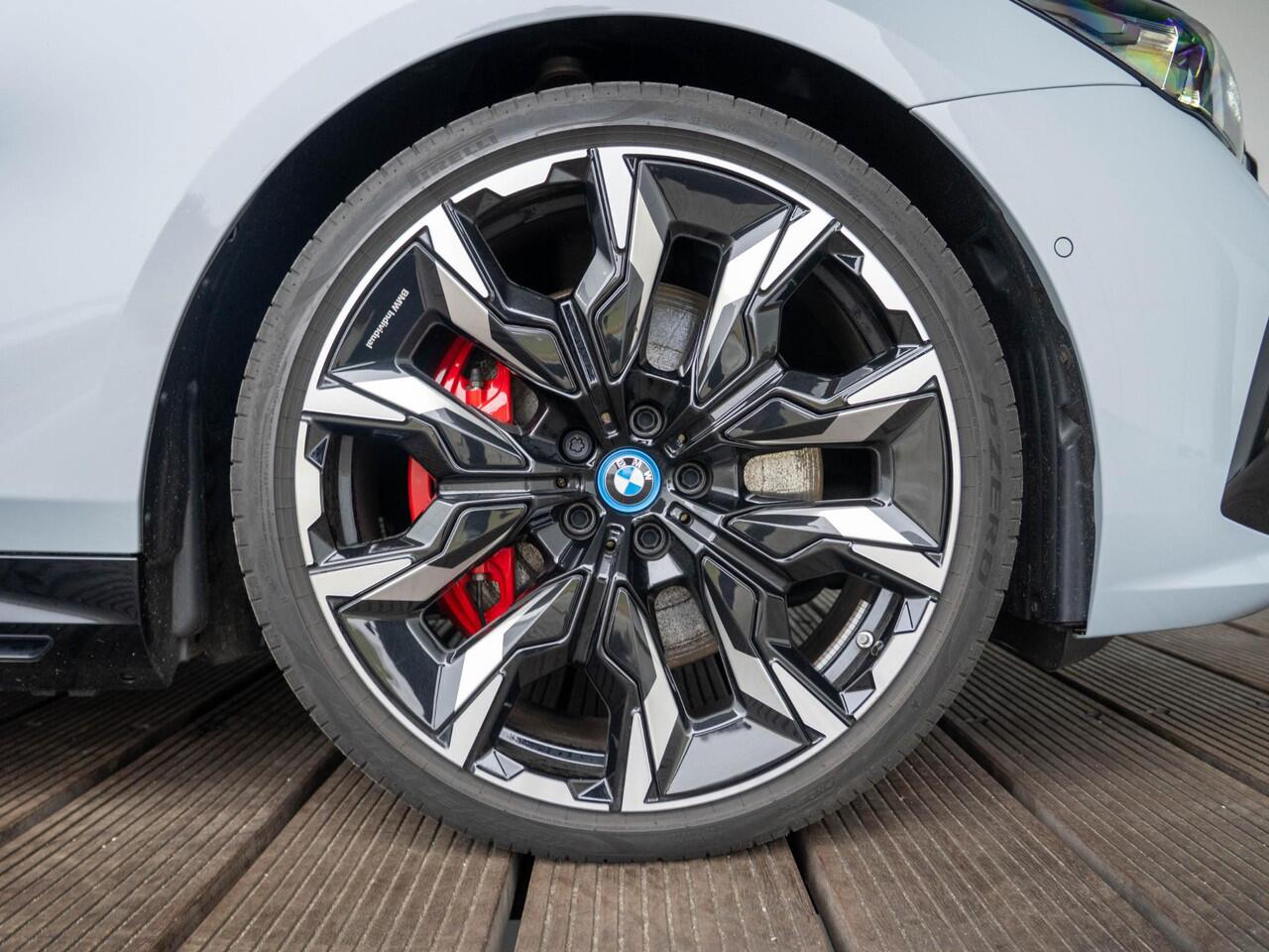 BMW i5 eDrive40 | M Sportpakket Pro | Harman-Kardon | Achteruitrijcamera | Panoramadak | Stoelventilatie | 21"