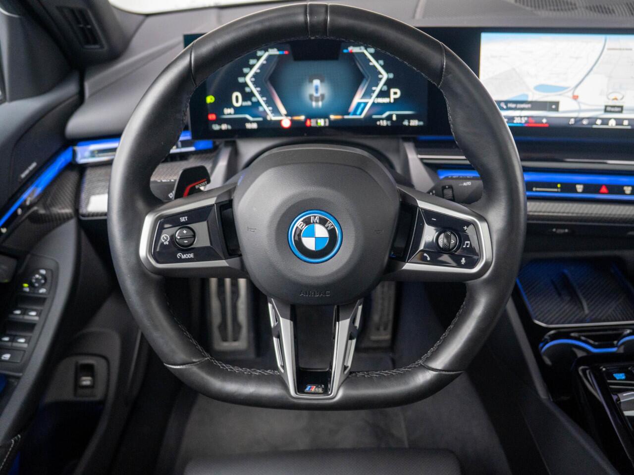 BMW i5 eDrive40 | M Sportpakket Pro | Harman-Kardon | Achteruitrijcamera | Panoramadak | Stoelventilatie | 21"