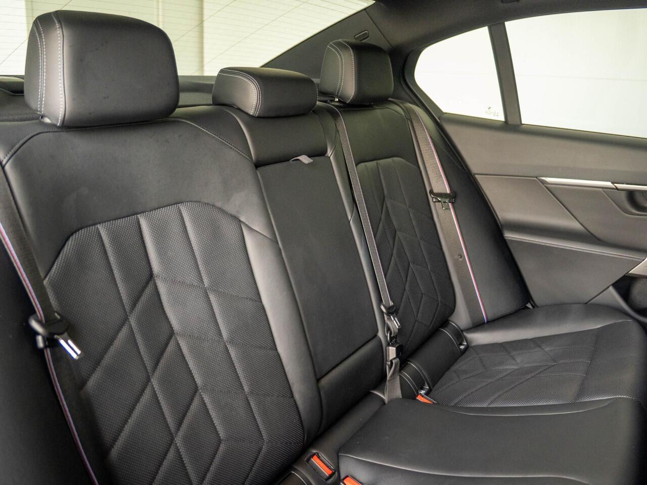 BMW i5 eDrive40 | M Sportpakket Pro | Travel Pack | Stuurwielrand verwarmd | Comfort Access | Achteruitrijcamera | Stoelverwarming | Harman-Kardon | Trekhaak