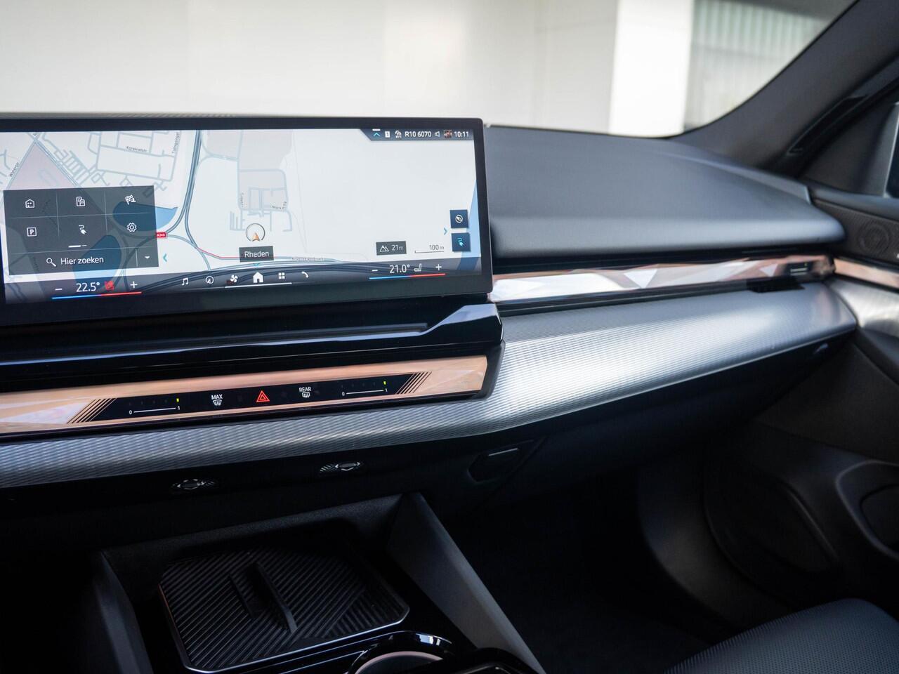 BMW i5 eDrive40 | M Sportpakket Pro | Travel Pack | Stuurwielrand verwarmd | Comfort Access | Achteruitrijcamera | Stoelverwarming | Harman-Kardon | Trekhaak