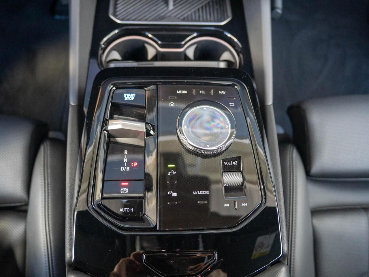 BMW i5 eDrive40 | M Sportpakket Pro | Travel Pack | Stuurwielrand verwarmd | Comfort Access | Achteruitrijcamera | Stoelverwarming | Harman-Kardon | Trekhaak