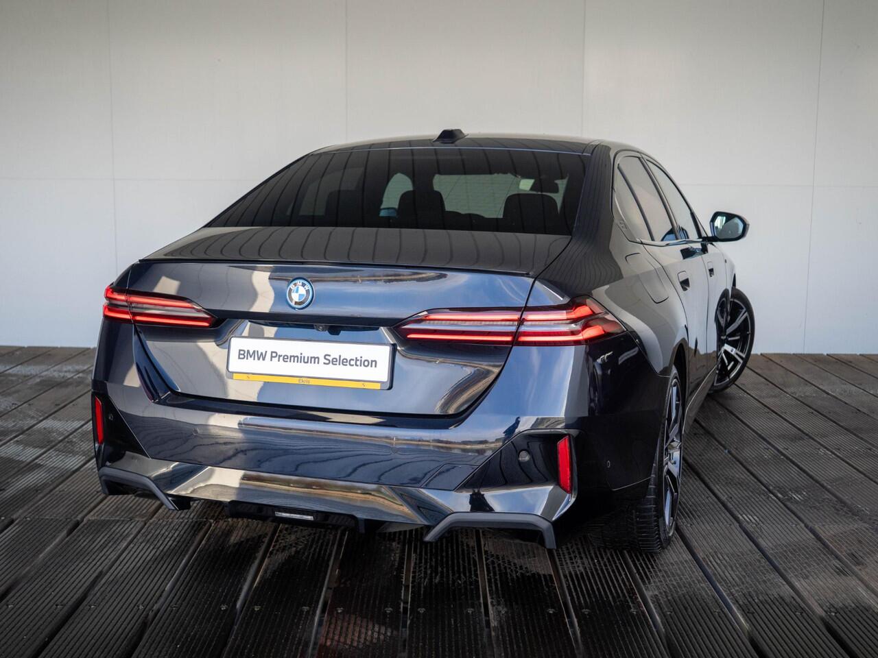 BMW i5 eDrive40 | M Sportpakket Pro | Travel Pack | Stuurwielrand verwarmd | Comfort Access | Achteruitrijcamera | Stoelverwarming | Harman-Kardon | Trekhaak