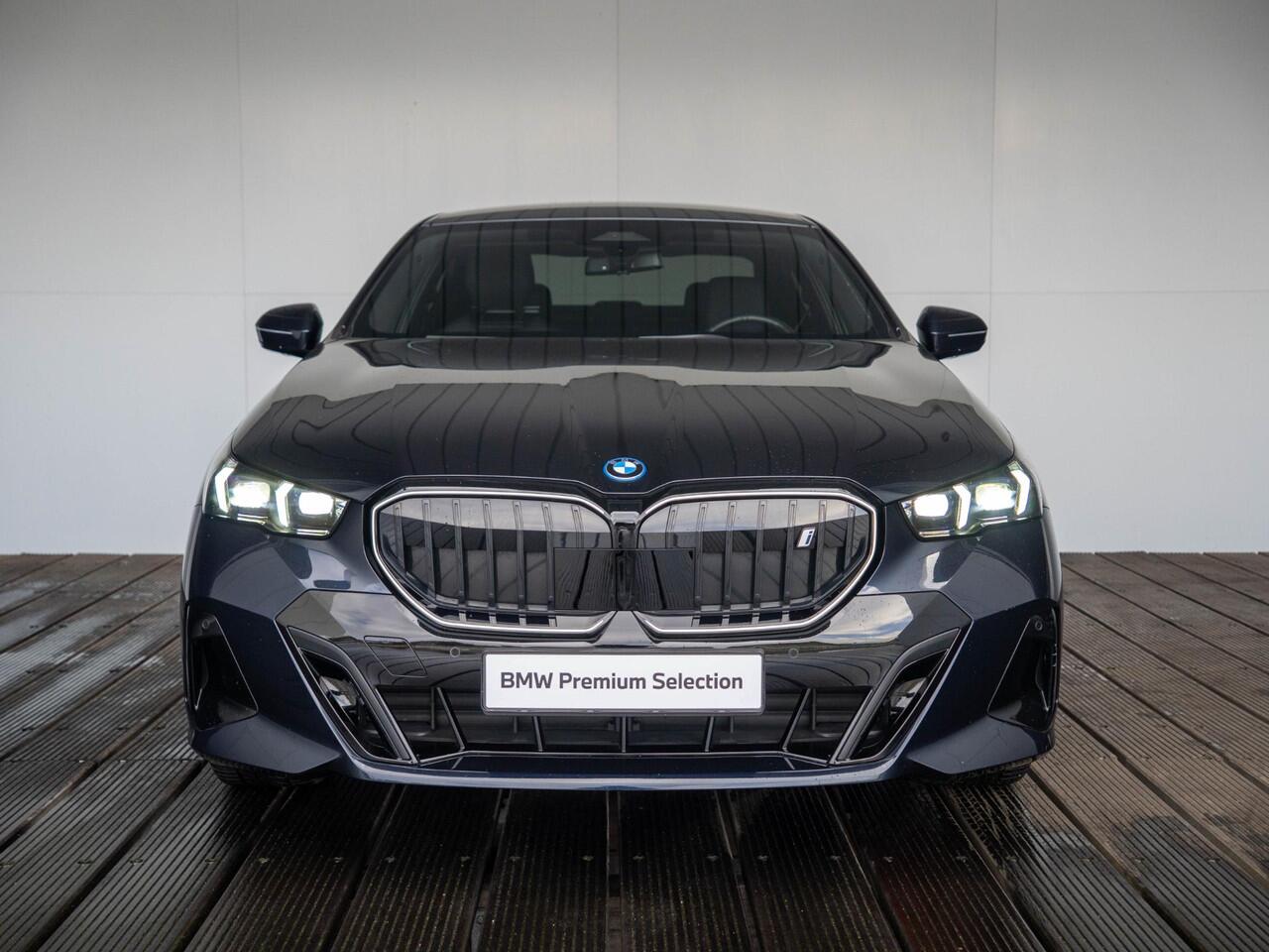 BMW i5 eDrive40 | M Sportpakket Pro | Travel Pack | Stuurwielrand verwarmd | Comfort Access | Achteruitrijcamera | Stoelverwarming | Harman-Kardon | Trekhaak