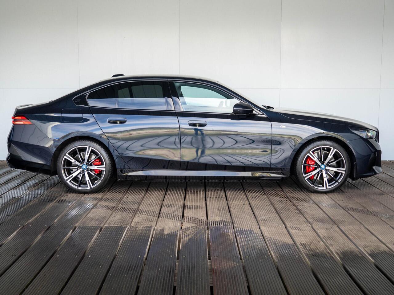 BMW i5 eDrive40 | M Sportpakket Pro | Travel Pack | Stuurwielrand verwarmd | Comfort Access | Achteruitrijcamera | Stoelverwarming | Harman-Kardon | Trekhaak