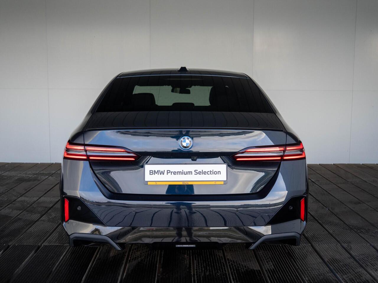 BMW i5 eDrive40 | M Sportpakket Pro | Travel Pack | Stuurwielrand verwarmd | Comfort Access | Achteruitrijcamera | Stoelverwarming | Harman-Kardon | Trekhaak