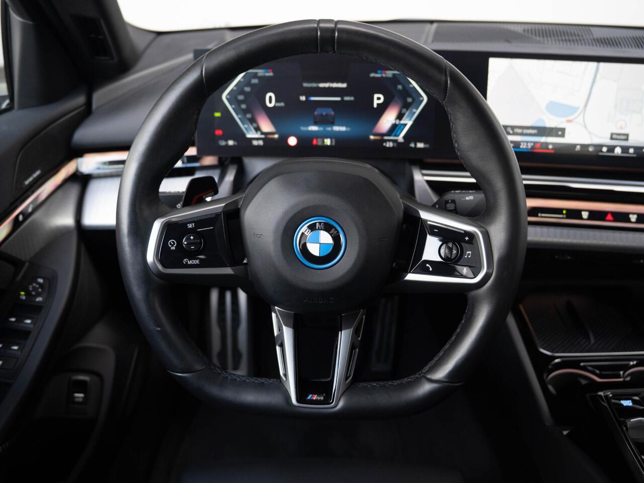 BMW i5 eDrive40 | M Sportpakket Pro | Travel Pack | Stuurwielrand verwarmd | Comfort Access | Achteruitrijcamera | Stoelverwarming | Harman-Kardon | Trekhaak